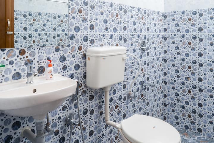 Full bathroom 2 image 1