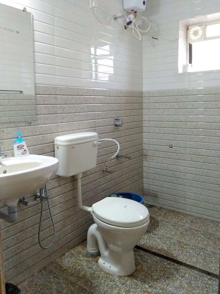 Full bathroom 3 image 1