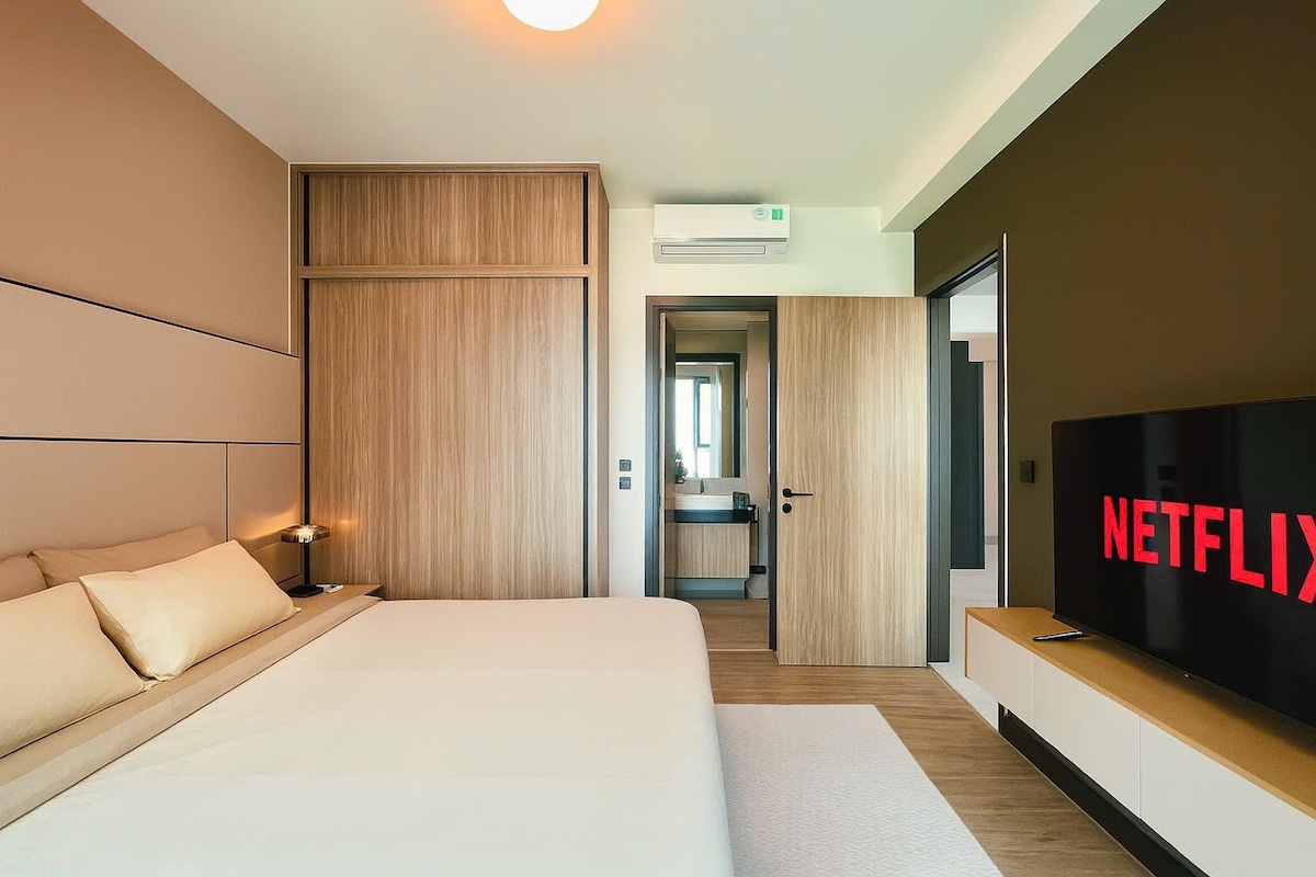 Голямата спалня е просторна с двойно легло, модерен телевизор с Netflix и интернет.