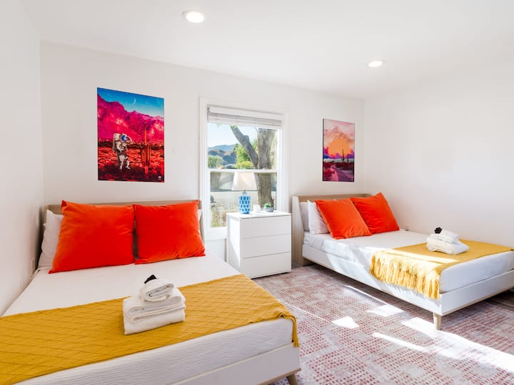 Space and comfort for everyone ️
Bedroom 3 features two full-size beds, colorful artwork, and a bright, open layout ideal for larger groups.