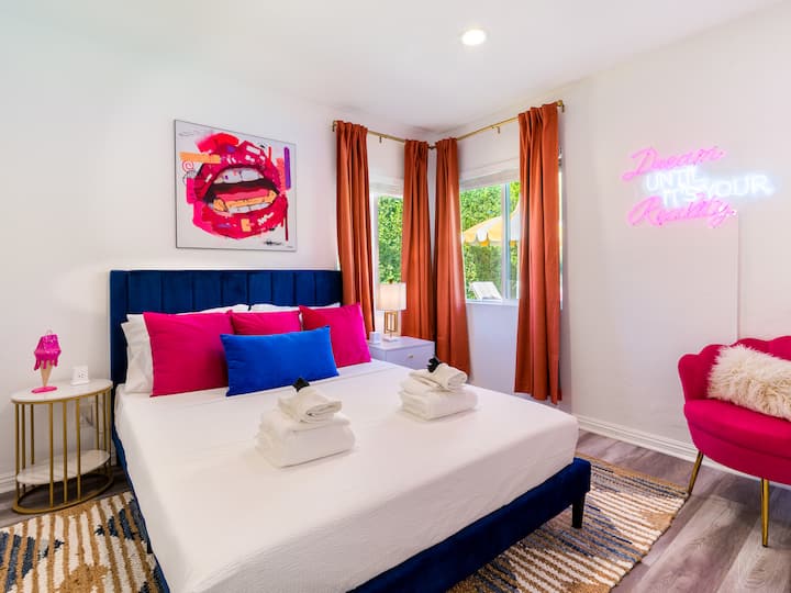 Sunlit comfort with stylish flair ☀️
Wake up to natural light, bright décor, and a spacious queen bed designed for deep relaxation.