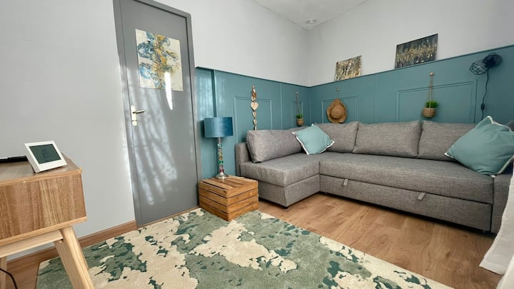 Štvrtá spálňa má úplne novú rozkladaciu pohovku Ikea v plnej veľkosti. Upozorňujeme, že posteľ je pripravená IBA vtedy, ak si rezervujete pre 8 osôb. K dispozícii sú dvojité dvere do záhrady a klimatizácia. Oproti izbe je šatník.