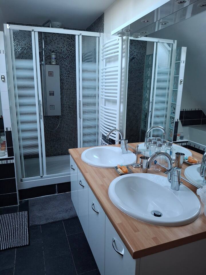 Grande Chambre B&b Avec Salle De Bain Privée - Arpajon