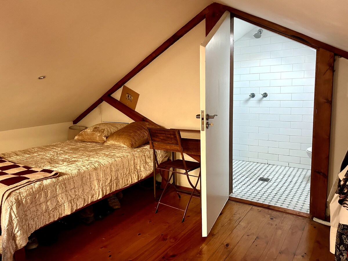 阁楼卧室配有带淋浴和马桶的套房卫生间。 还有一张办公桌和儿童游乐区。 