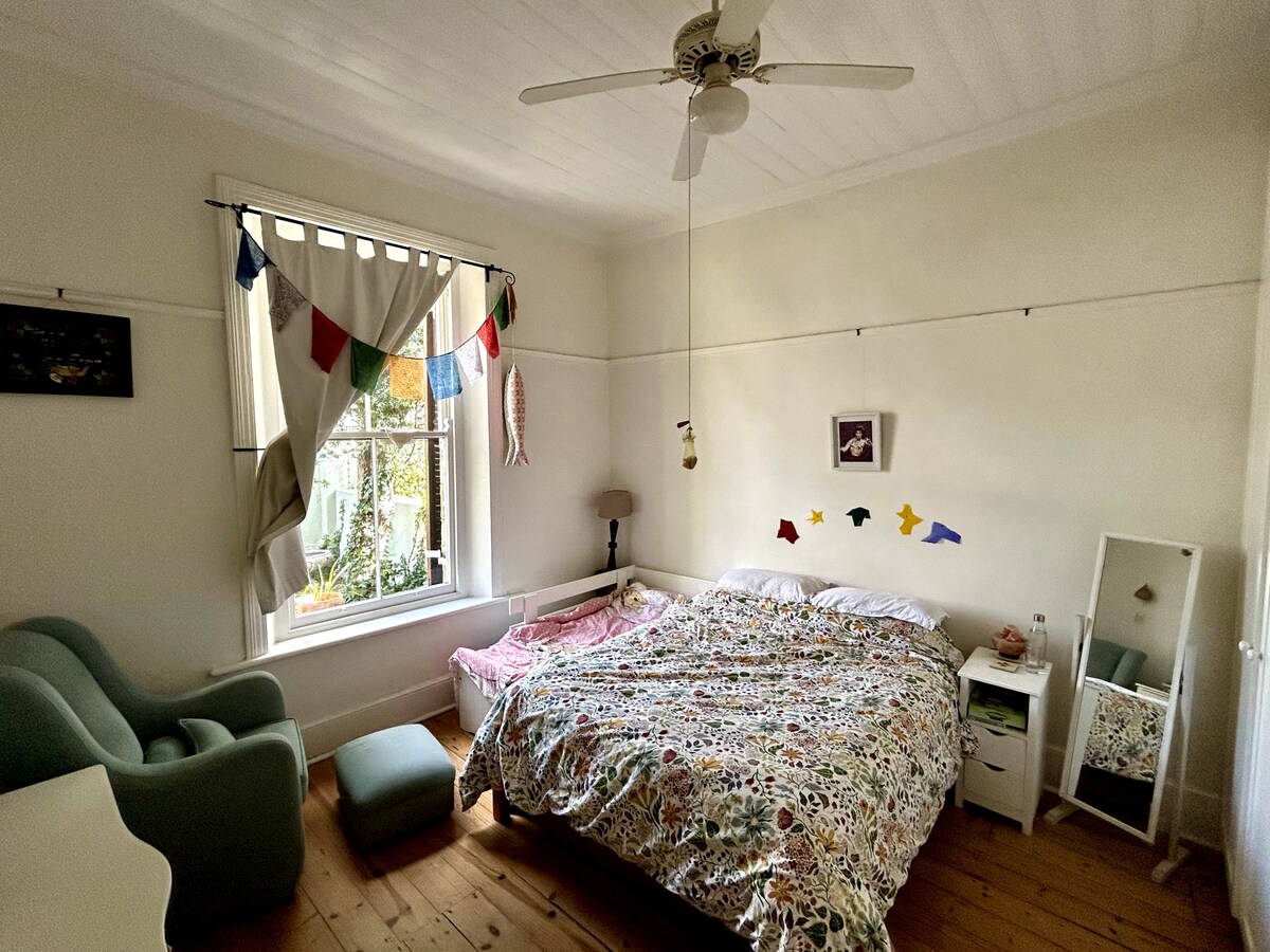 主卧配有一张双人床和一张儿童床。 