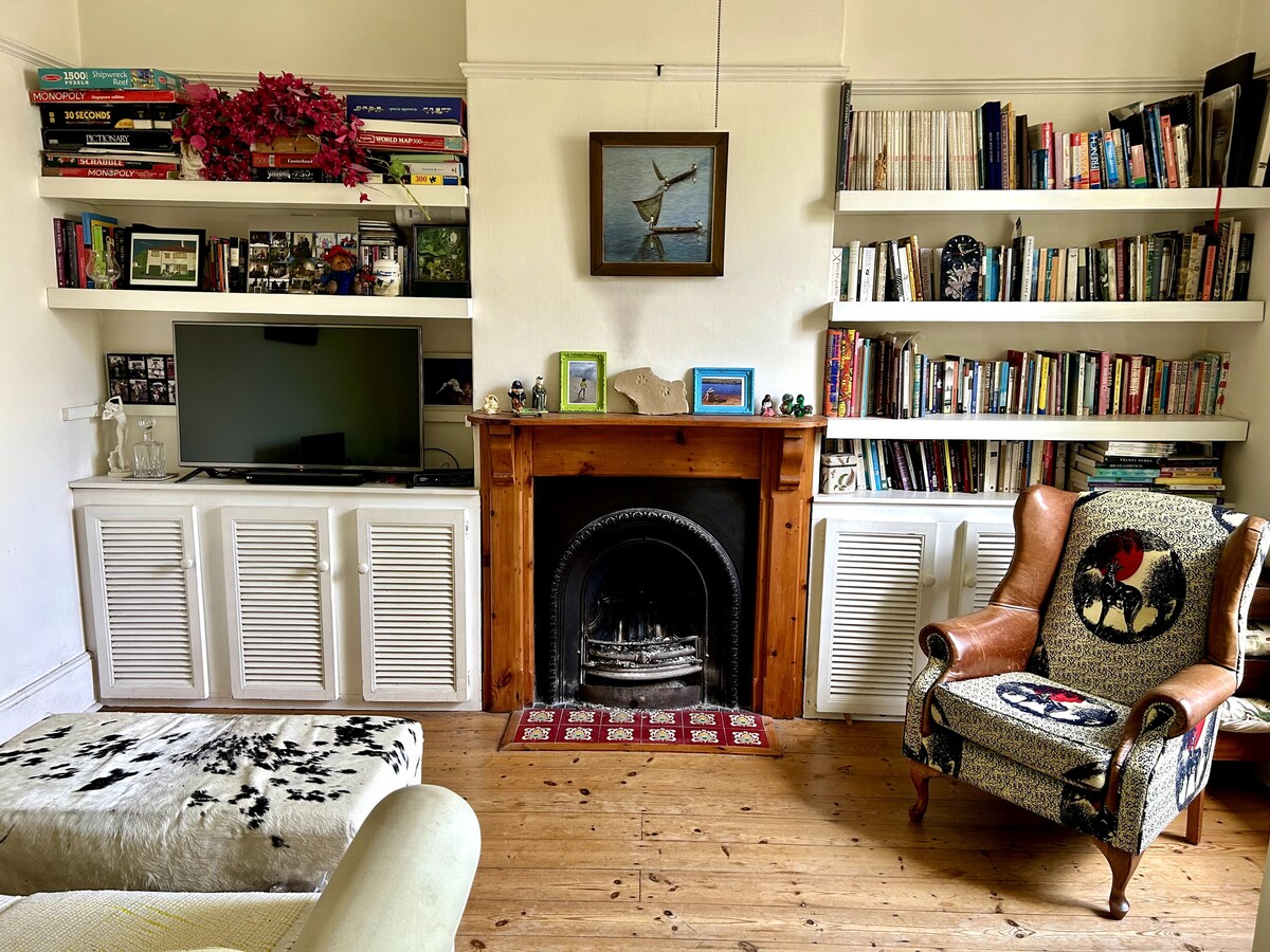 舒适的壁炉休息室。舒适的沙发床可睡两人。 