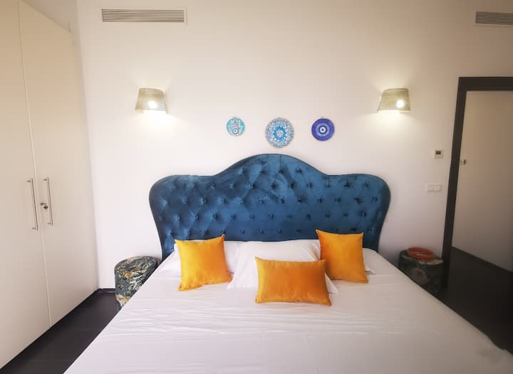 Chumba hiki cha kulala kilichobuniwa vizuri kina kitanda mahiri cha ukubwa wa kifalme, hifadhi ya kutosha na mapambo maridadi yenye mapambo ya kisanii. Wageni watafurahia mazingira angavu na eneo la kukaa lenye starehe, kuhakikisha ukaaji wa kifahari na wa kupumzika.