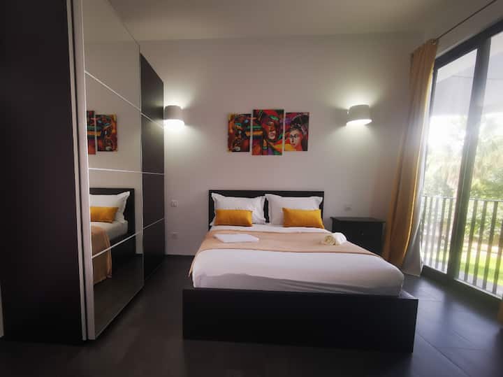 Chumba hiki cha kulala kina kitanda cha starehe, vitanda vyenye vioo, sehemu mahususi ya kufanyia kazi na bafu la chumbani lenye bafu maridadi la kutembea. Wageni watafurahia muundo wa kisasa, kuhakikisha ukaaji maridadi na unaofaa.