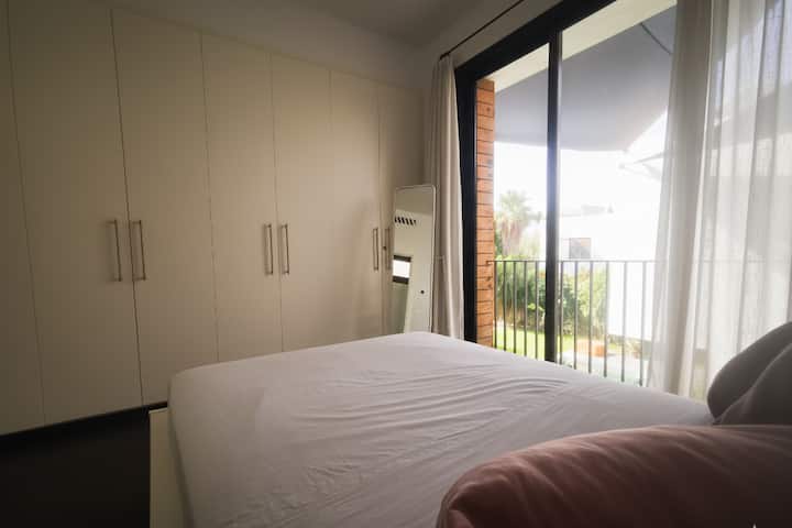 Chumba hiki cha kulala kinachovutia kinatoa kitanda kizuri, sehemu ya kutosha ya kabati la nguo na roshani ya kujitegemea inayoangalia mandhari maridadi. Wageni watafurahia mazingira angavu na mapambo mazuri, kuhakikisha mapumziko ya kupumzika na maridadi wakati wa ukaaji wao. 