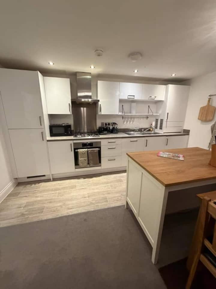 Reading Retreat – 1 Bed With Private Parking - 오킹엄