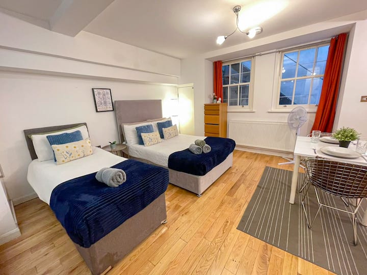 Uživajte u spavaćoj sobi 3 s bračnim krevetom, krevetom za jednu osobu, privatnom čajnom kuhinjom i stolom za dvoje – savršeno za duže boravke u blizini stanice Paddington, Hyde Parka, Male Venecije, Bayswatera, Marylebonea, Notting Hilla i Regent's Canala.