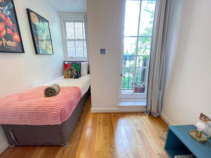 Odmorite se u spavaćoj sobi br. 2, koja ima udoban krevet za jednu osobu i uređenje inspirirano Harryjem Potterom. To je idealno rješenje nakon dana provedenog u Hyde Parku, na Regent's Canalu, u Maloj Veneciji, Bayswateru, Maryleboneu, Notting Hillu ili nakon razgledavanja kultnog kipa medvjeda Paddingtona.