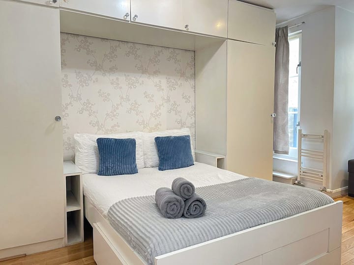 Odmorite se u spavaćoj sobi 1 s udobnim dvostrukim krevetom i kaučem na razvlačenje – savršeno za opuštanje nakon posjeta Hyde Parku, Maloj Veneciji, kanalu Regent, Bayswateru, Maryleboneu, Notting Hillu ili shoppinga u ulici Oxford, a sve to samo nekoliko koraka od živopisnog Paddingtona.