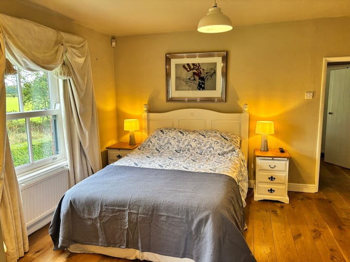 Glavna spavaća soba s bračnim krevetom i kupaonicom. 