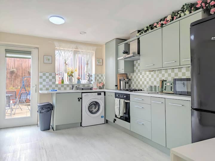 Stylish 4-bed, 3-bath Townhouse With Free Parking - Liverpool