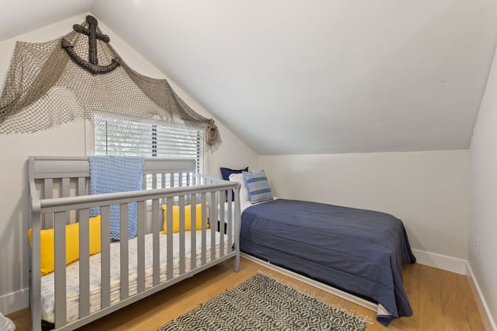 Rifugio per bambini: l'arredamento nautico e il fascino luminoso rendono questo posto la vacanza perfetta per i bambini!