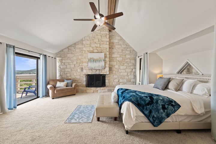 Master Suite: ammira viste mozzafiato e rilassati accanto al camino in pietra in questo rifugio sereno!