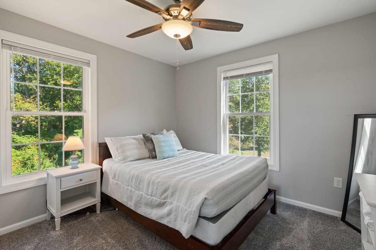 غرفة نوم مزدوجة خارج غرفة المعيشة