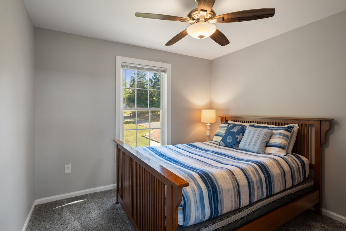 سرير بحجم كوين خارج غرفة المعيشة