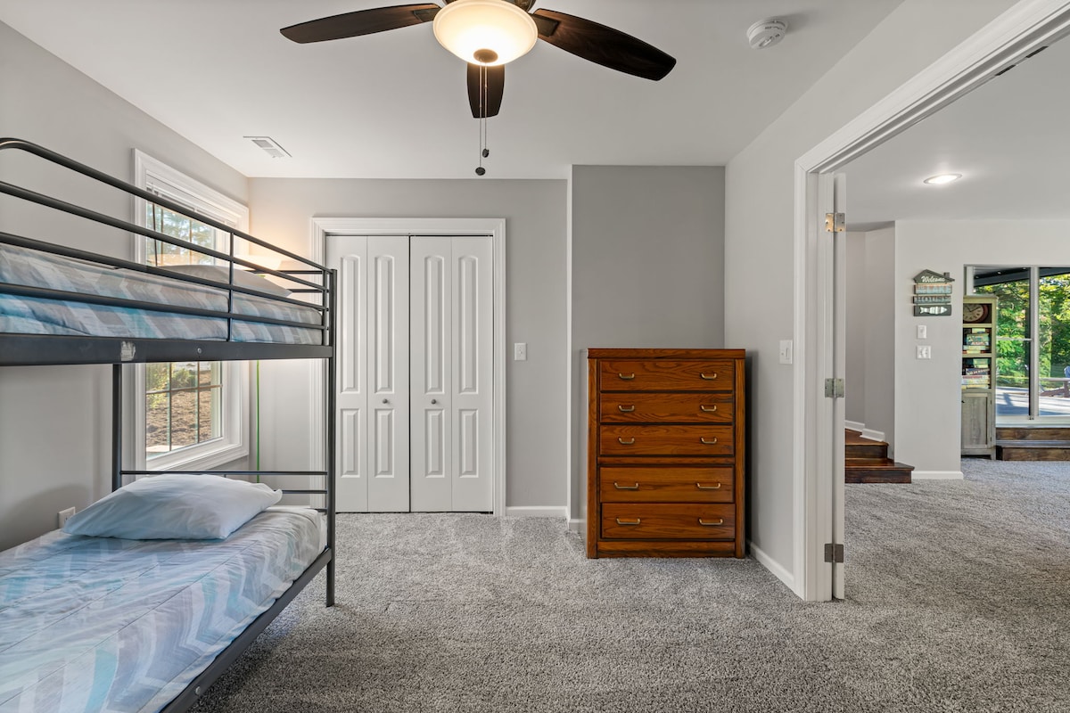 مجموعتان من الأسرّة - واحدة بسريرين متماثلين. واحدة بسريرين مزدوجين. 