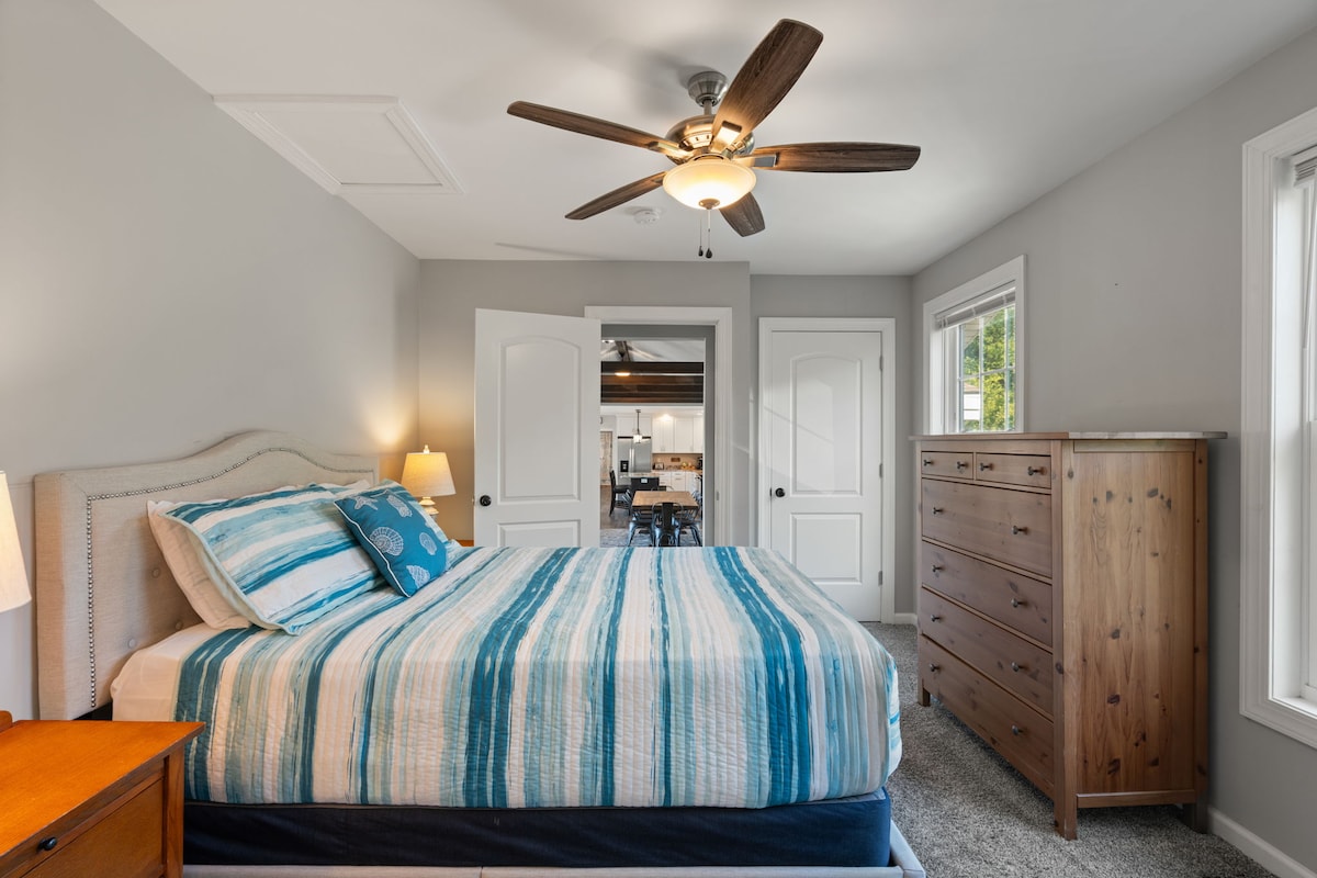 غرفة نوم بحجم كوين خارج منطقة الطعام