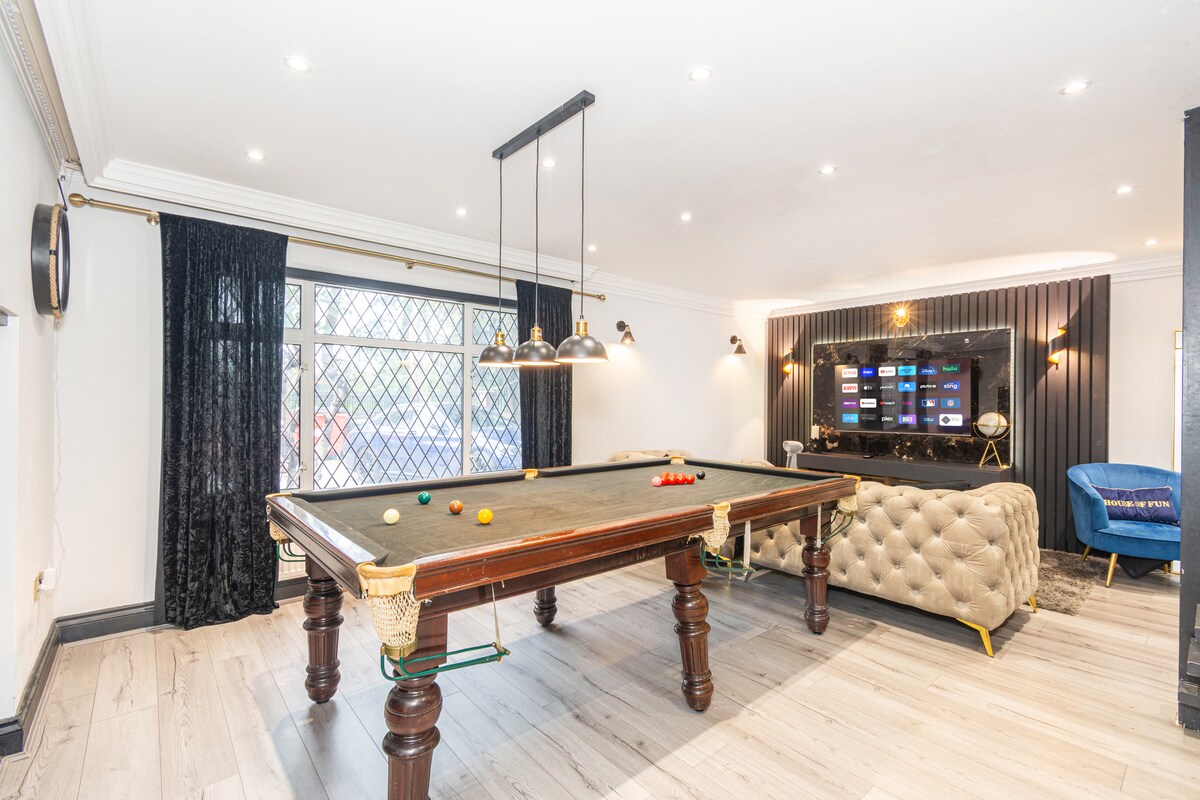 Top Airbnb: Slough 3-Bath | Hot Tub, Cine & Garden w/ Parking in Colnbrook With Poyle