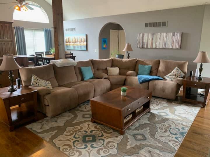 Oasis W/pool & Billiards/stadiums & Midtown Nearby - Lake Jacomo, Blue Springs