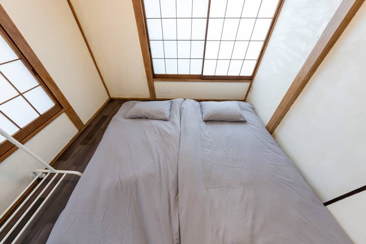 Можам да поставам две футони што се чуваат во плакарот.
