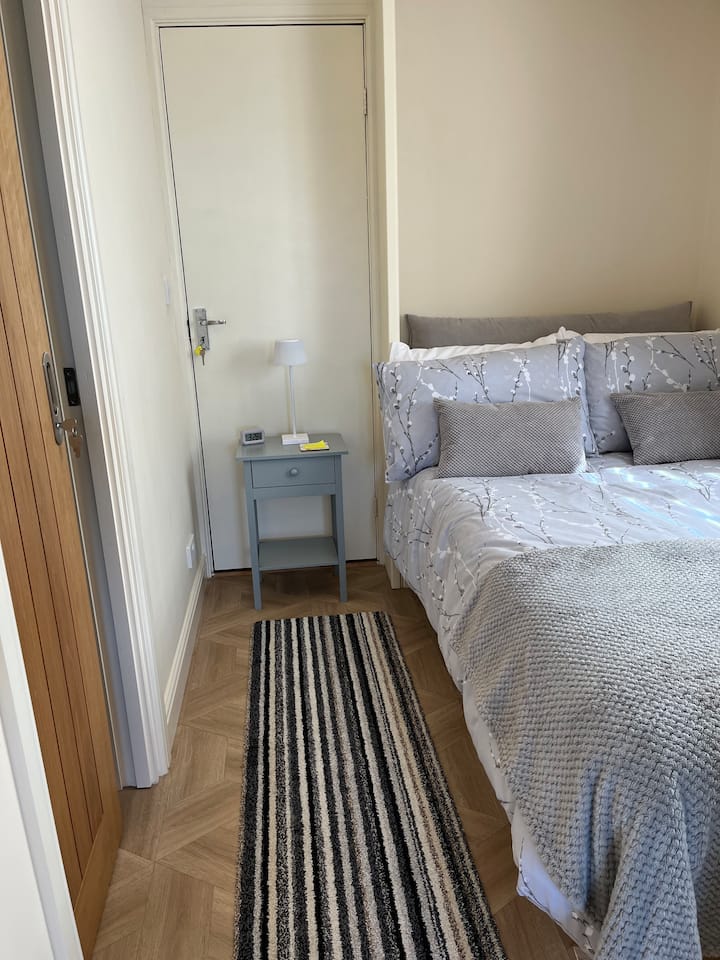 Cómoda habitación pequeña con cama doble