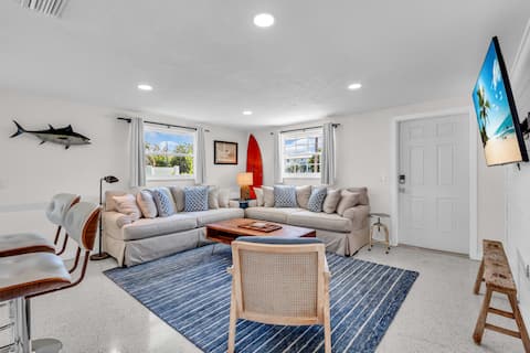 Popular Airbnb listing: Bean Pt. Bungalow 2 - Half duplex w/ private spool in Anna Maria