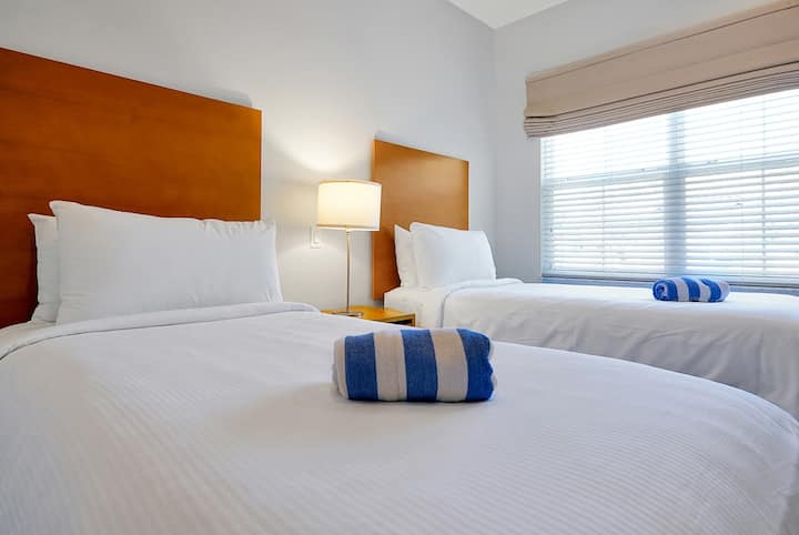 Esta acogedora habitación con dos camas individuales es ideal para una buena noche de sueño después de un día de aventuras. Al igual que cada historia de vacaciones es diferente, encontrarás un poco de estilo único en cada una de nuestras unidades con diferentes colores de pared y cabeceros.
