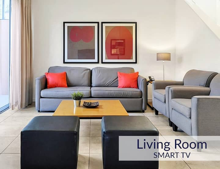 Descubre la comodidad y el estilo en tu espacioso alojamiento vacacional. Cada unidad es un refugio único con su propio estilo de decoración, una planta abierta y un televisor inteligente para tu entretenimiento.

