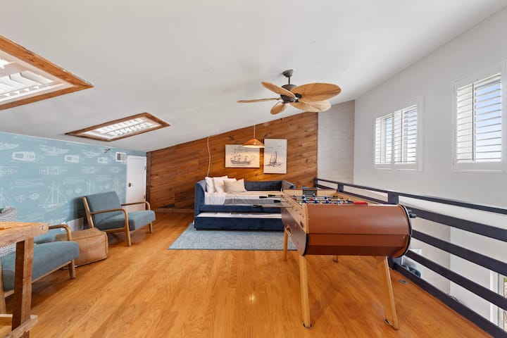 Kitanda cha ukubwa wa mapacha na kitanda cha kukunjwa cha ukubwa wa mapacha. 