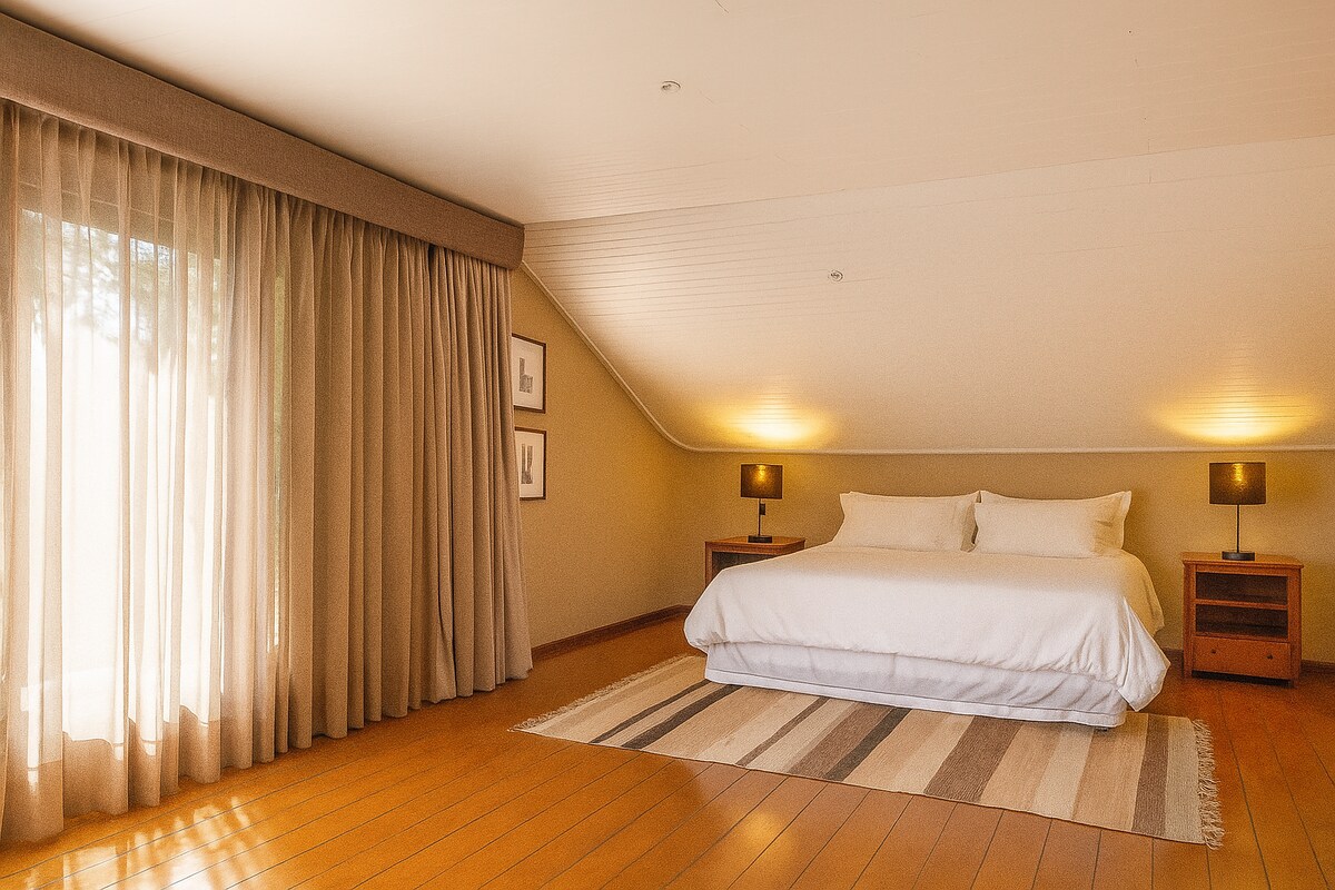 Un havre de confort et de tranquillité ! La chambre avec un grand lit et une décoration épurée offre un éclairage doux, un espace généreux et une atmosphère chaleureuse, parfaite pour se détendre après une journée d'aventures.
