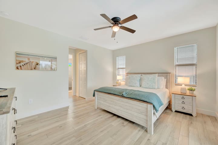 Удобен брачен кревет (широк 150-179 см) и мирни крајбрежни вибрации