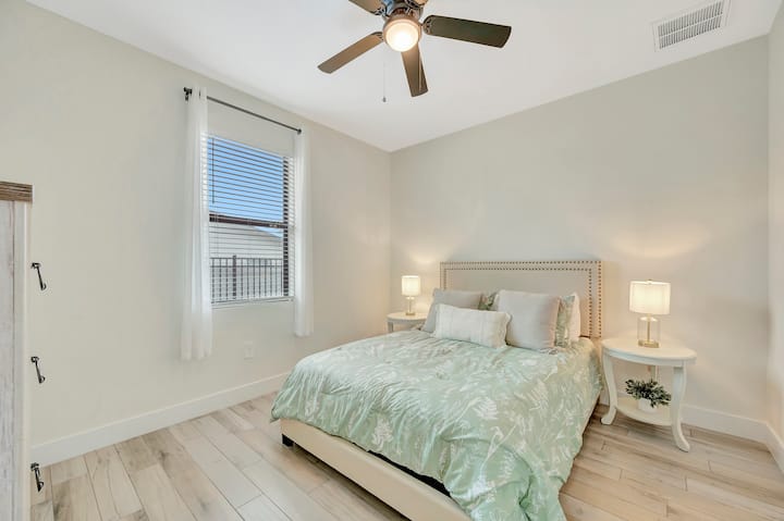 Светла, удобна спална соба за мирен ноќен сон