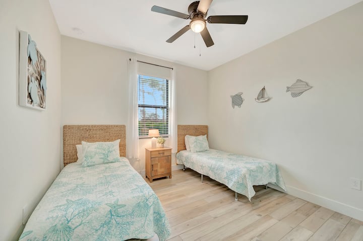 Совршена детска соба со два удобни двокреветни кревета