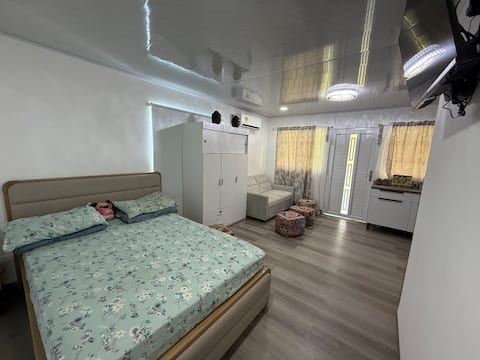 Private Guesthouse | with hot tub and pool