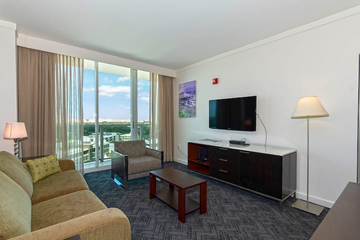 Coconut Grove Condo With Hotel Amenities + Parking - Coral Gables, FL
