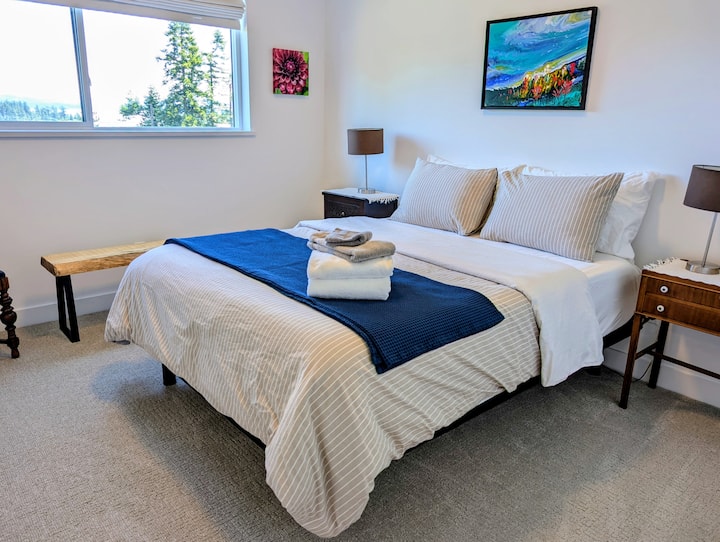 Spacious bedroom, full closet, extra blankets and very comfortable queen bed!