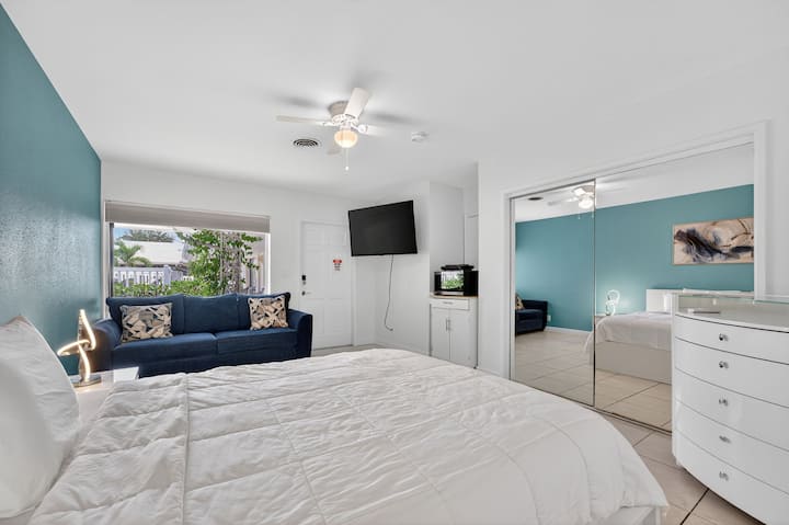 Ocean Breeze Studio - Fort Lauderdale, FL