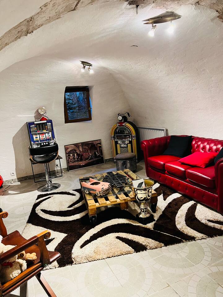 Maisonnette En Pierre Dans Un Fort Villageois - Issoire