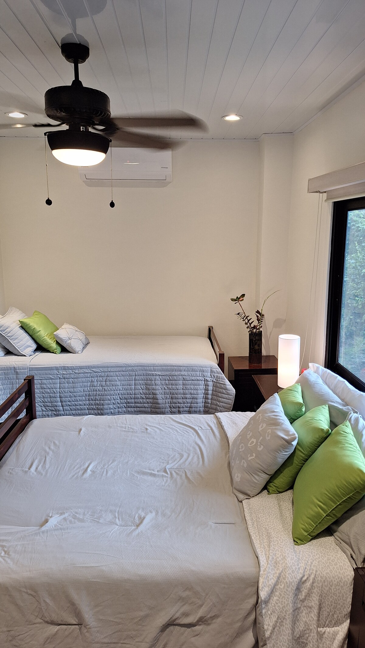 غرفة الضيوف (سرير كامل + سرير مزدوج). تجمع غرفة الضيوف هذه، المصممة لتوفير المرونة، بين سرير كامل وسرير صغير - وهي مثالية للأصدقاء أو العائلة أو الأطفال الذين يشاركون المسكن براحة. تقع غرفة الضيوف في الطابق السفلي.