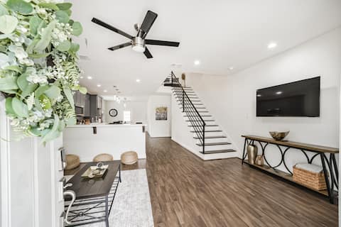 Successful Airbnb property: Stay Stylish - 3BR Near Downtown, NRG & Med Center in Greater Ost / South Union