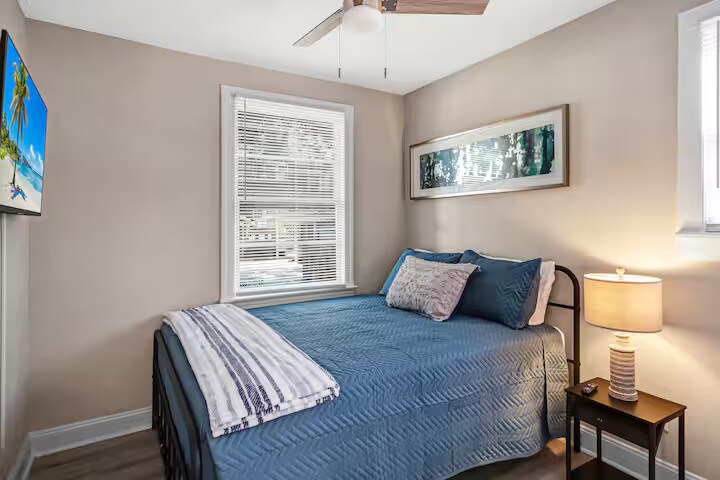 بيت الضيوف - غرفة النوم الرئيسية - سرير بحجم كوين