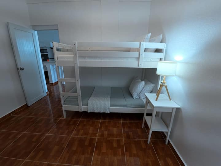 ორსართულიან საწოლს აქვს ორი ერთმანეთის იდენტური მატრასი.