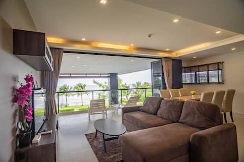Private Beachfront
2 Bedroom Suite
Full Ocean View