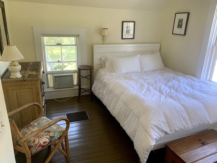 Cama tamaño queen en el segundo piso