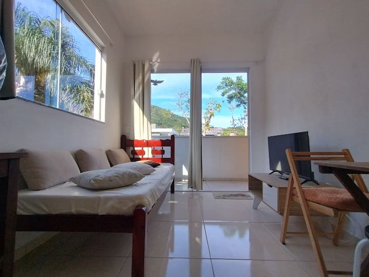 Výhľad na východ slnka a pohorie Lagoa. Astro Rei obklopuje celý apartmán až do západu slnka.