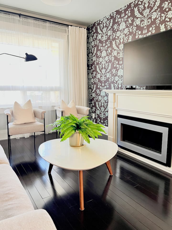 Modern Upper Beaches Home 3bed2bath W/ Parking - Ontario